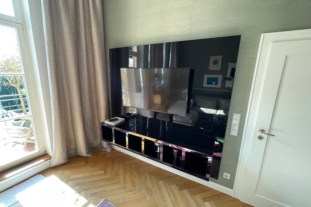 TV-Wand in Hochglanz-schwarz lackiert - Klavierlack