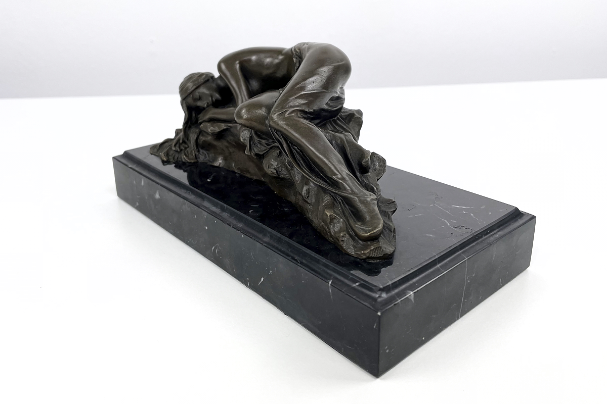 Bronzefigur die schlafende Frau 