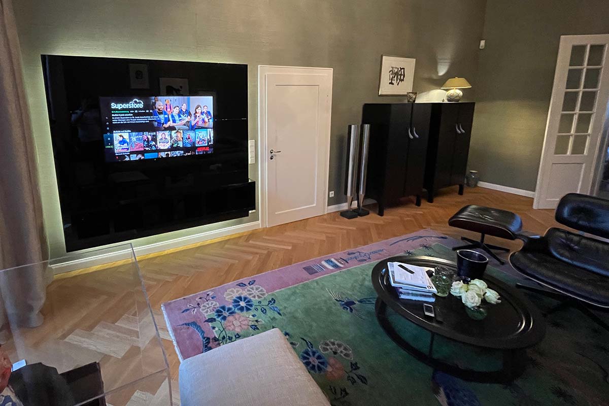 TV-Wand in Hochglanz-schwarz lackiert - Klavierlack