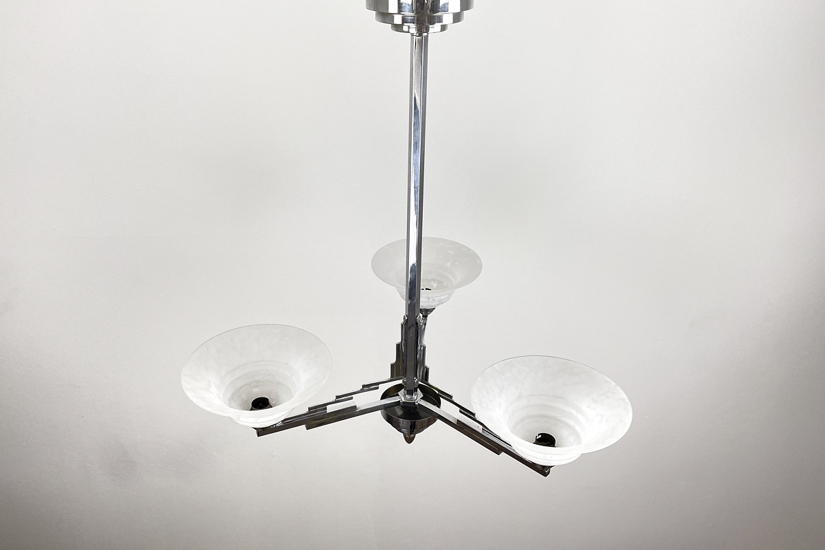 Art Deco Lampe Frankreich um 1925 Chrom gestufte Form mit weissem Glas 