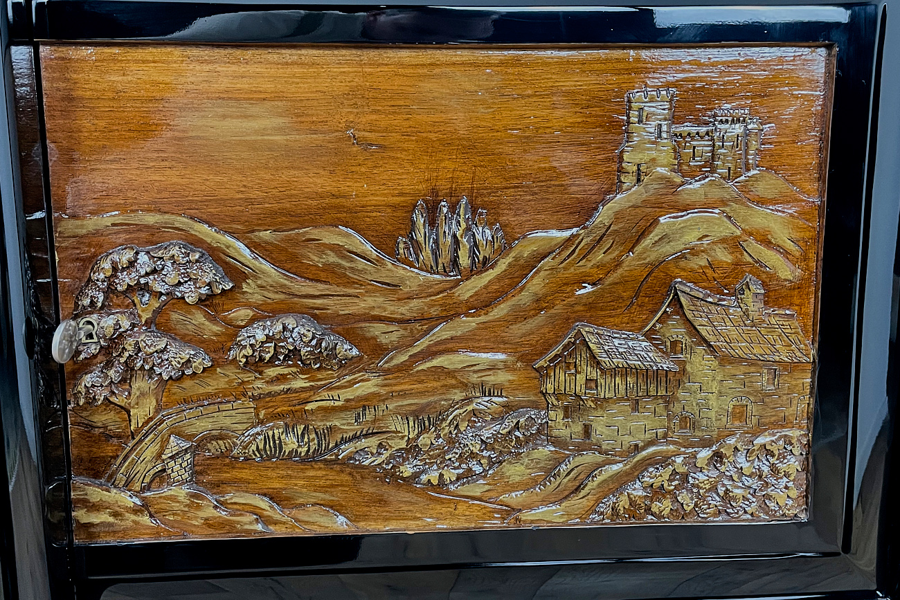 Art Deco Sideboard um 1930 mit zwei geschnitzten Gemälden
