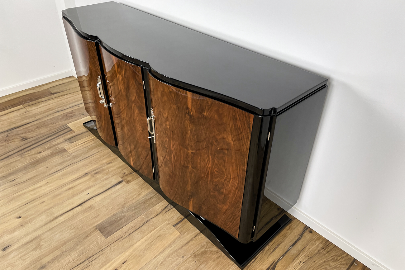 Art Deco Sideboard mit geschwungenen Fronten in kaukasischer Nuss aus Frankreich um 1930