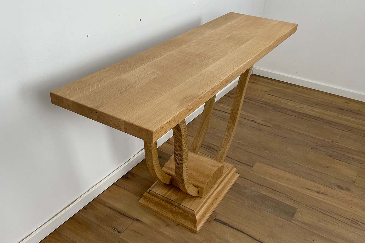 Art Deco Stil-Konsole mit filigranen geschwungenen Beinen in Eiche
