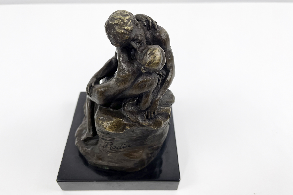 "Der Kuss" Bronzefigur im Art Deco Stil 