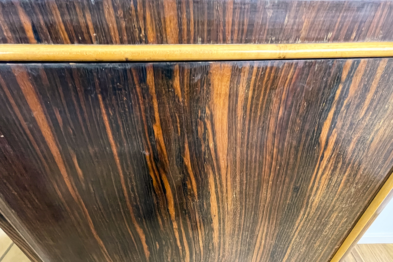 Art Deco Sideboard in Makassar mit verspiegeltem Vitrinenfach