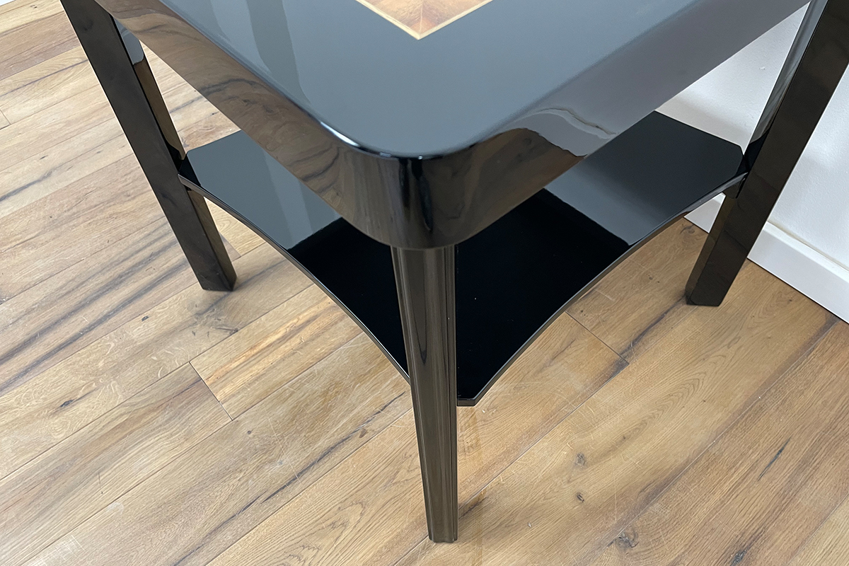 Art-Deco-Beistelltisch mit Walnuss und schwarzem Klavierlack