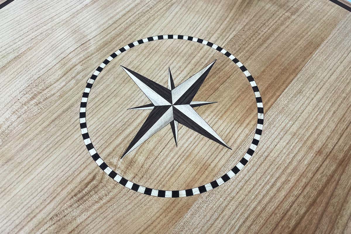 Beistelltisch im Art-Deco-Stil, inspiriert von Ruhlmann, mit Intarsienarbeiten
