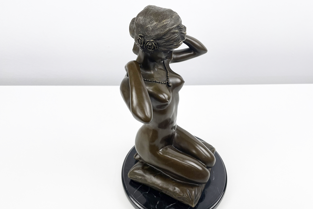Schöne Bronzefigur nach Paul Ponsard - Die Halskette