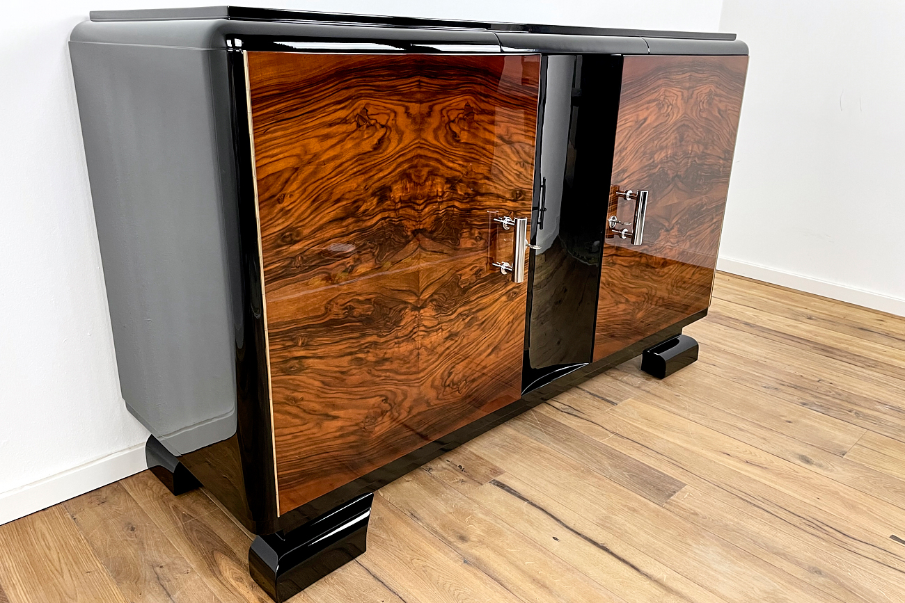 Art Deco Sideboard aus Deutschland um 1930 mit wundervollem Furnierbild in Kaukasischer-Nuss