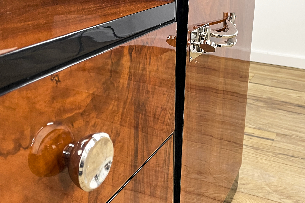   Art Deco Highboard mit tollem Furnier und verspiegeltem Fach, die originalen Griffe wurden neu verchromt