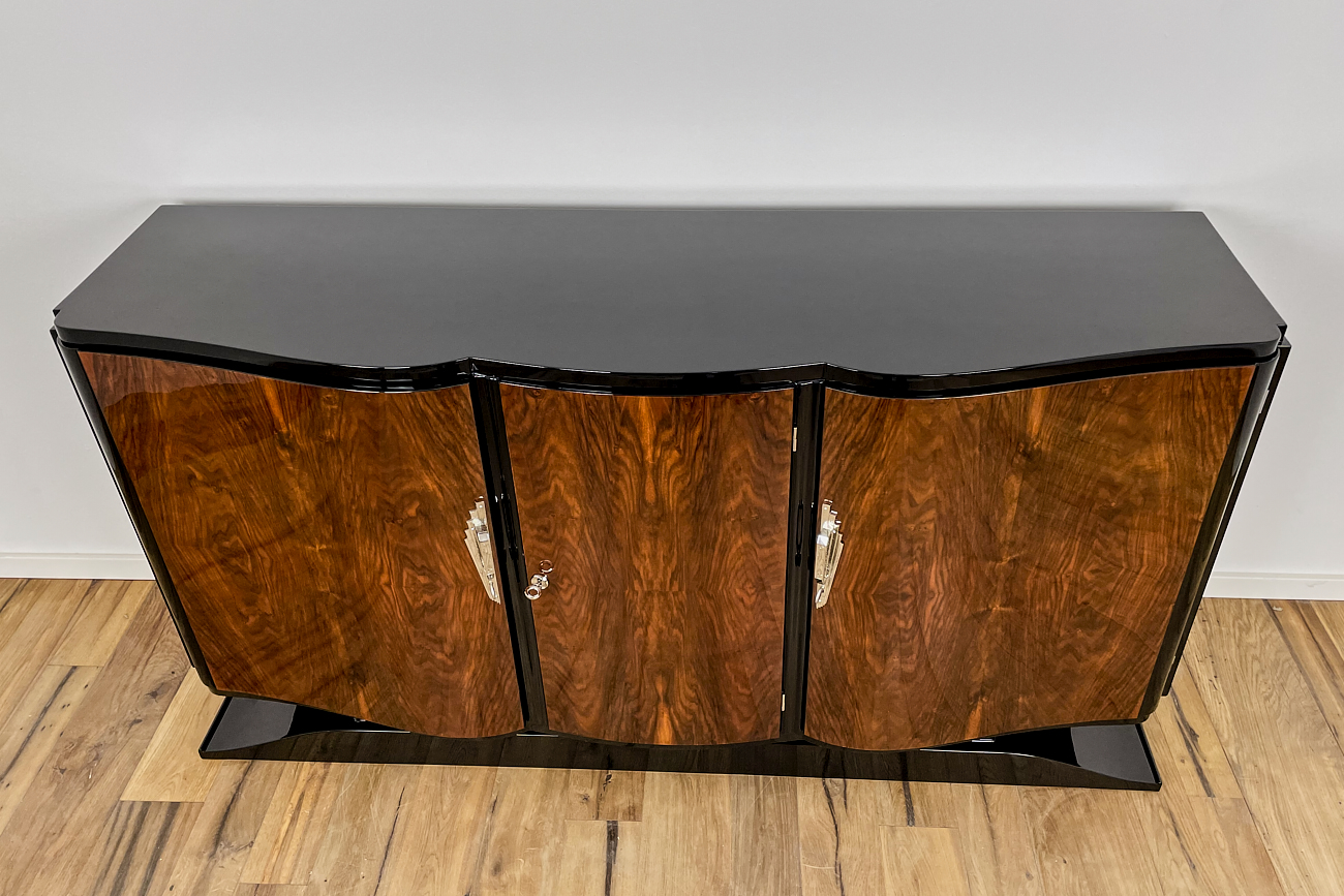 Art Deco Sideboard mit geschwungenen Fronten in kaukasischer Nuss aus Frankreich um 1930