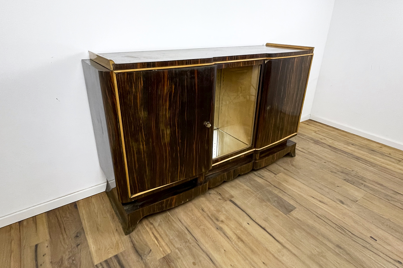 Art Deco Sideboard in Makassar mit verspiegeltem Vitrinenfach