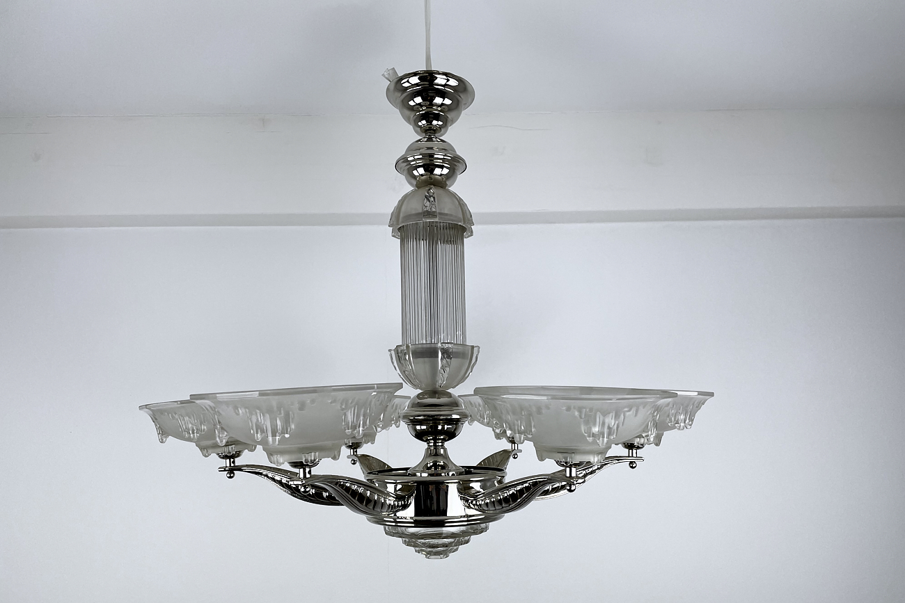Art Deco Deckenleuchte / Kronleuchter mit Glas Frankreich um 1925, neu verchromt