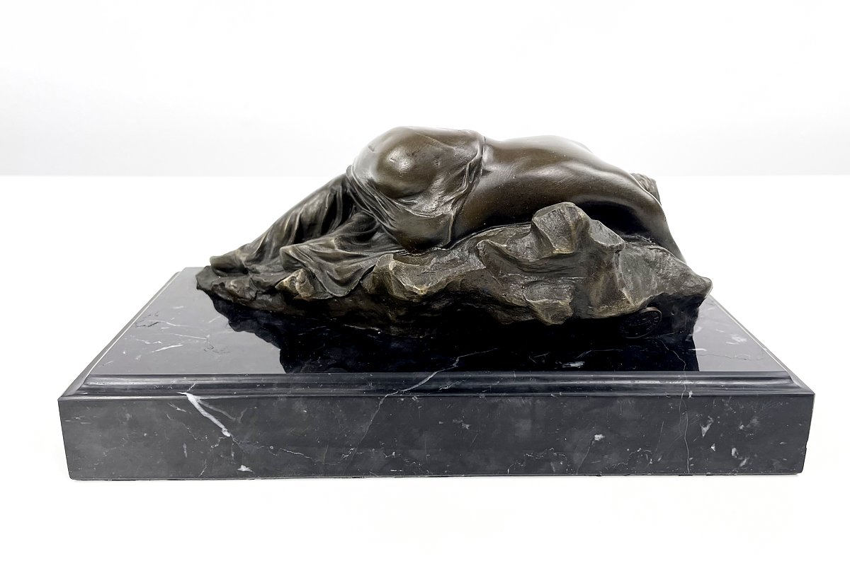 Bronzefigur die schlafende Frau 