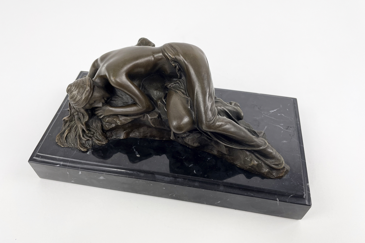 Bronzefigur die schlafende Frau 