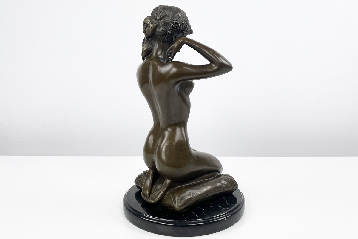 Schöne Bronzefigur nach Paul Ponsard - Die Halskette