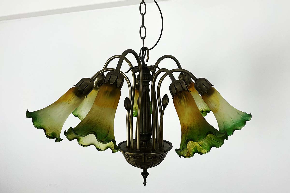Jugendstil Lampe mit stilisierten Engelstrompeten (Blüten)