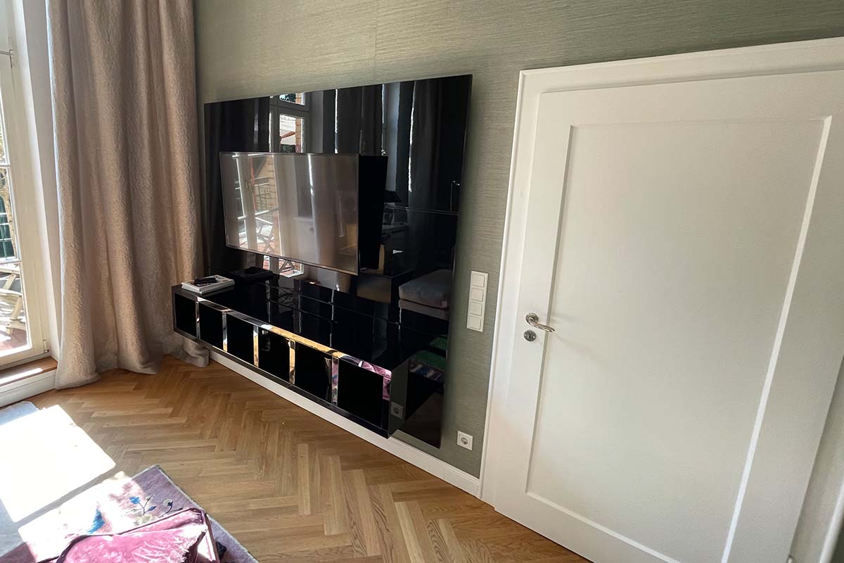 TV-Wand in Hochglanz-schwarz lackiert - Klavierlack