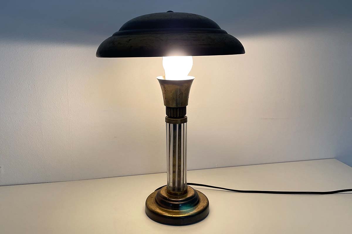Art Deco Tischlampe aus Messing mit Glasstäben