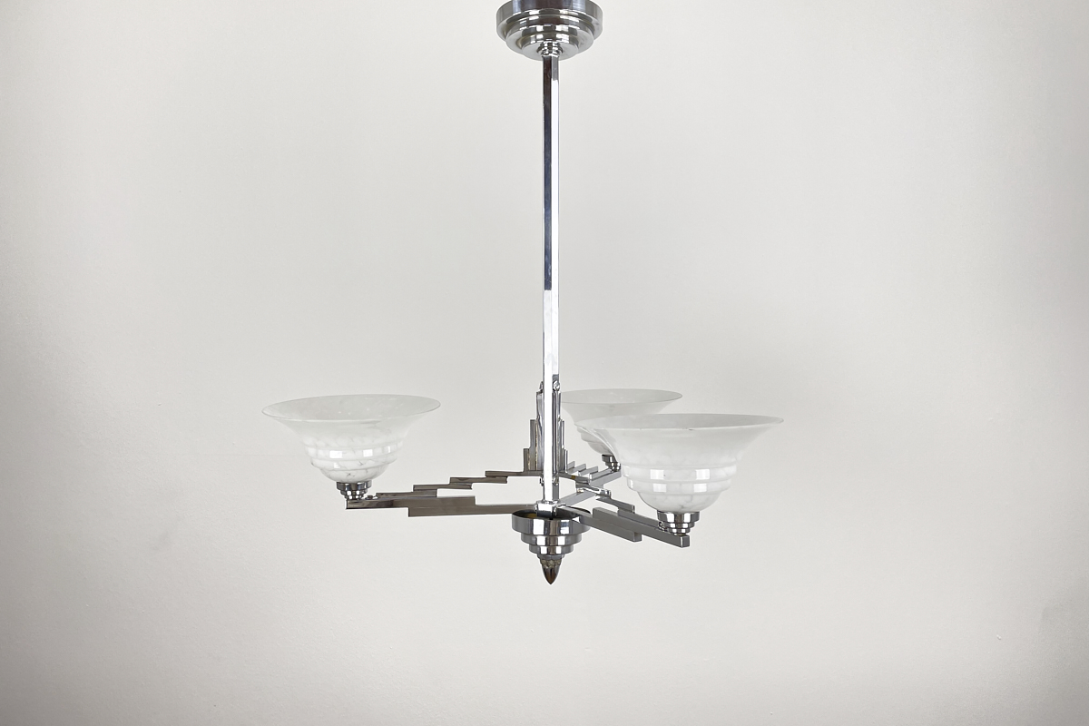 Art Deco Lampe Frankreich um 1925 Chrom gestufte Form mit weissem Glas 
