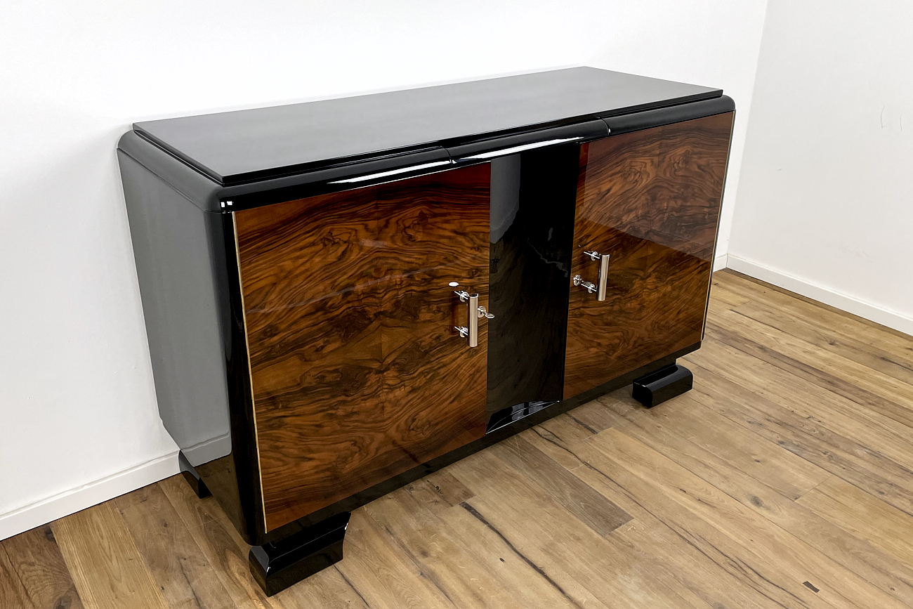 Art Deco Sideboard aus Deutschland um 1930 mit wundervollem Furnierbild in Kaukasischer-Nuss