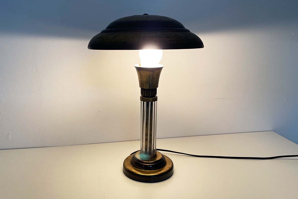 Art Deco Tischlampe aus Messing mit Glasstäben