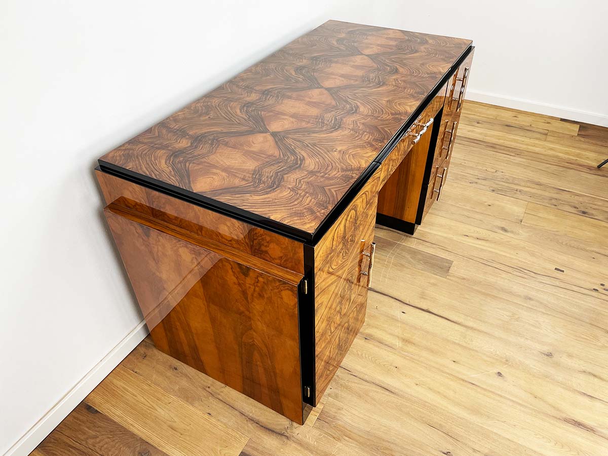 Art Deco Schreibtisch aus Paris (Villa Victor Hugo) um 1925 mit außergewöhnlichem Nussbaum