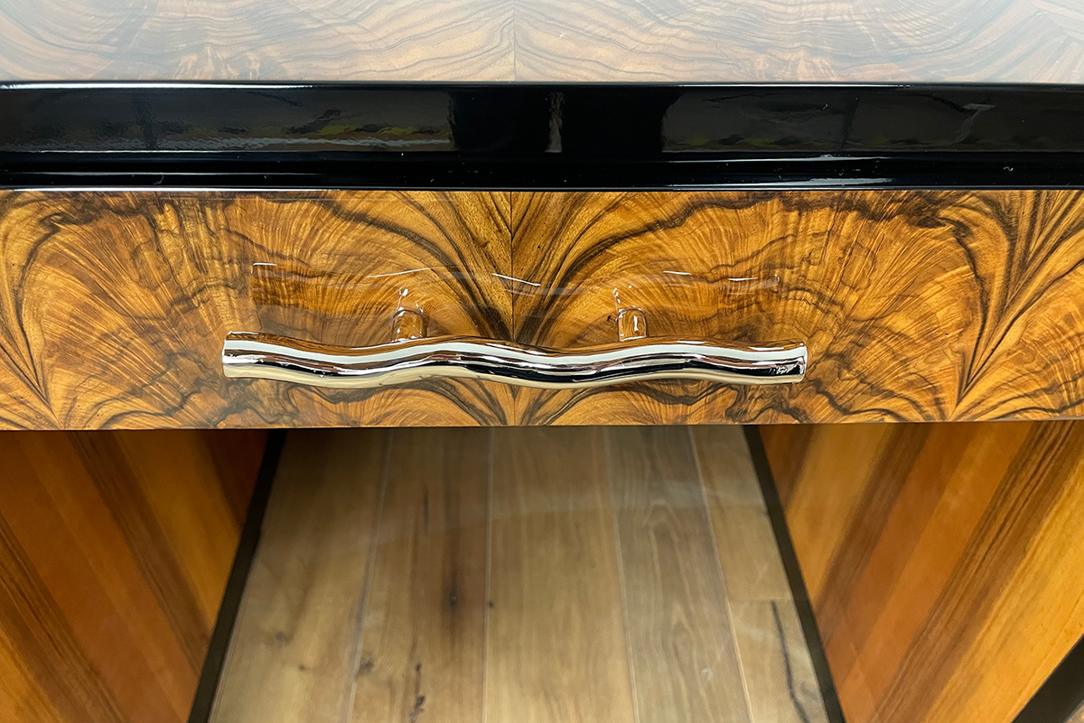 Art Deco Schreibtisch aus Paris (Villa Victor Hugo) um 1925 mit außergewöhnlichem Nussbaum