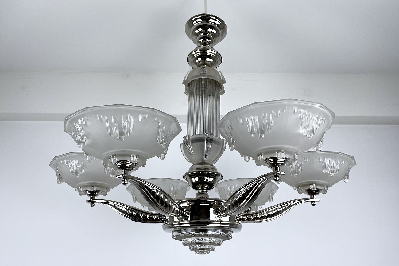 Art Deco Deckenleuchte / Kronleuchter mit Glas Frankreich um 1925, neu verchromt