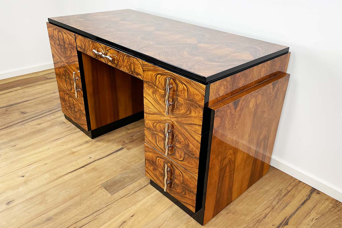 Art Deco Schreibtisch aus Paris (Villa Victor Hugo) um 1925 mit außergewöhnlichem Nussbaum