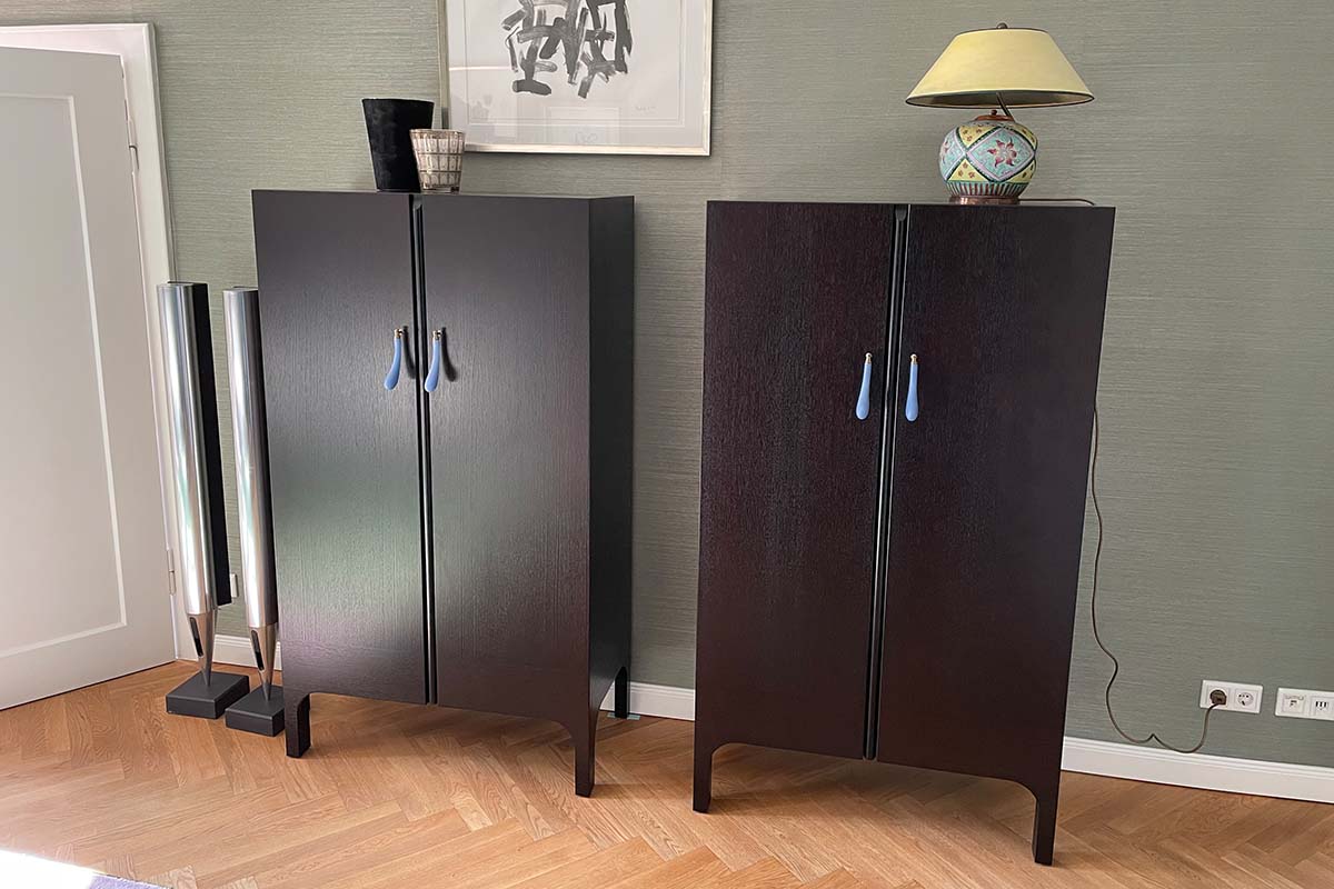 Kommoden in dunkler Eiche und Fernblau - Designmöbel