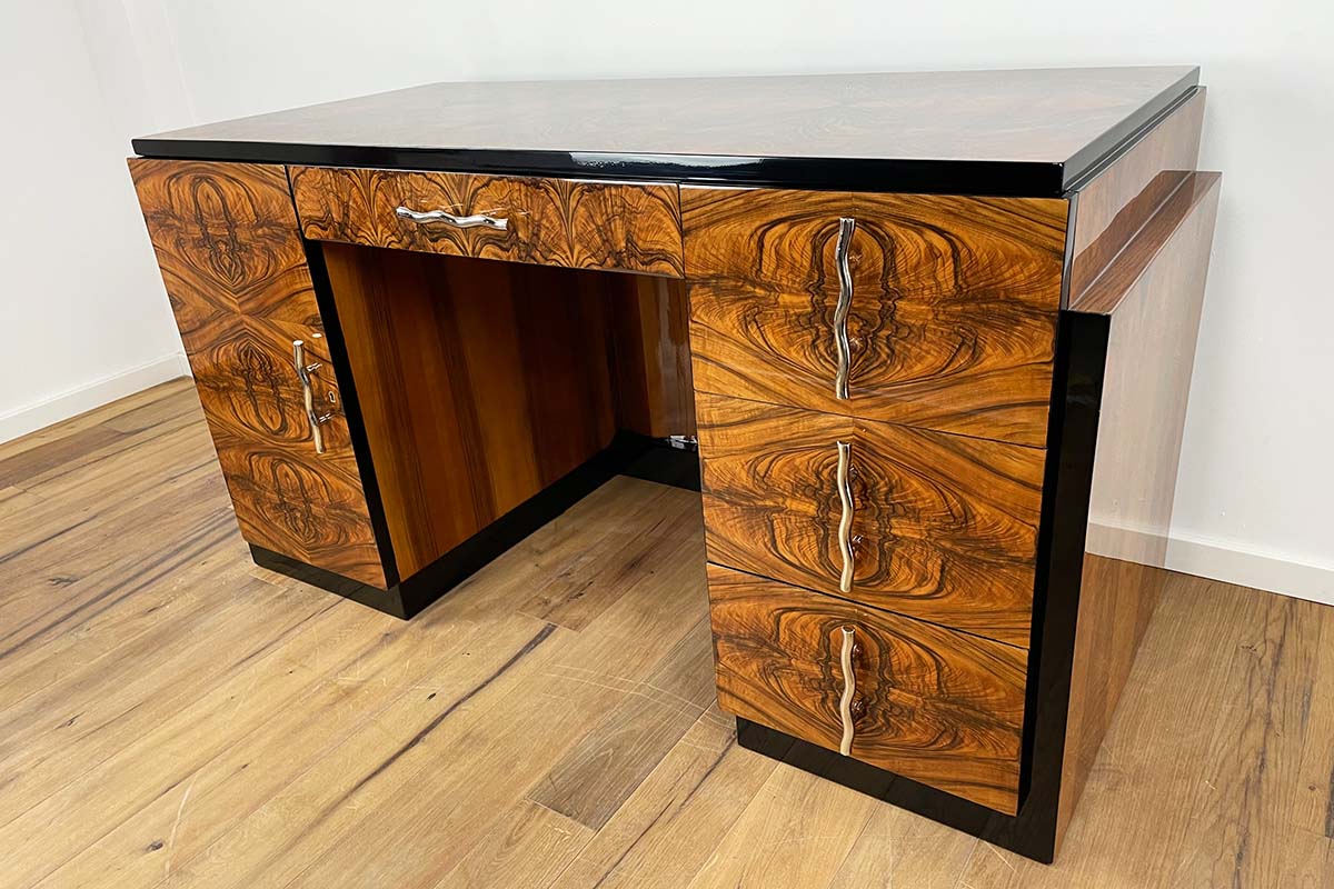Art Deco Schreibtisch aus Paris (Villa Victor Hugo) um 1925 mit außergewöhnlichem Nussbaum