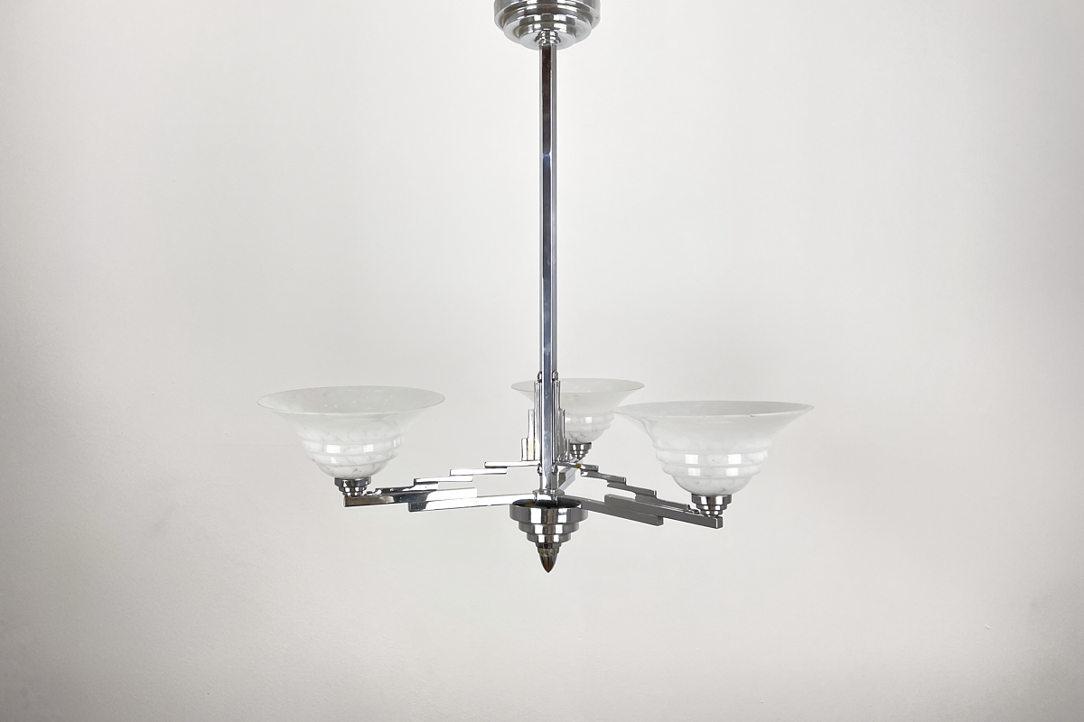 Art Deco Lampe Frankreich um 1925 Chrom gestufte Form mit weissem Glas 