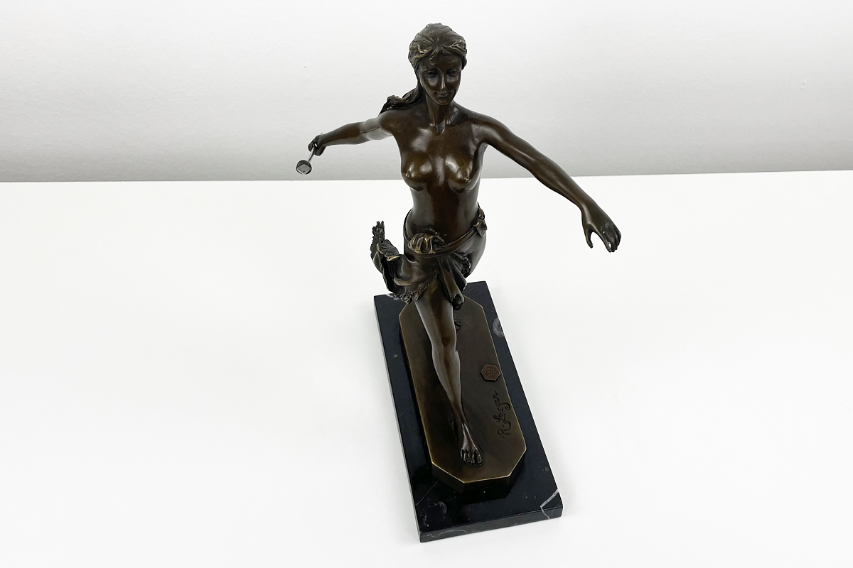Schöne Bronzefigur