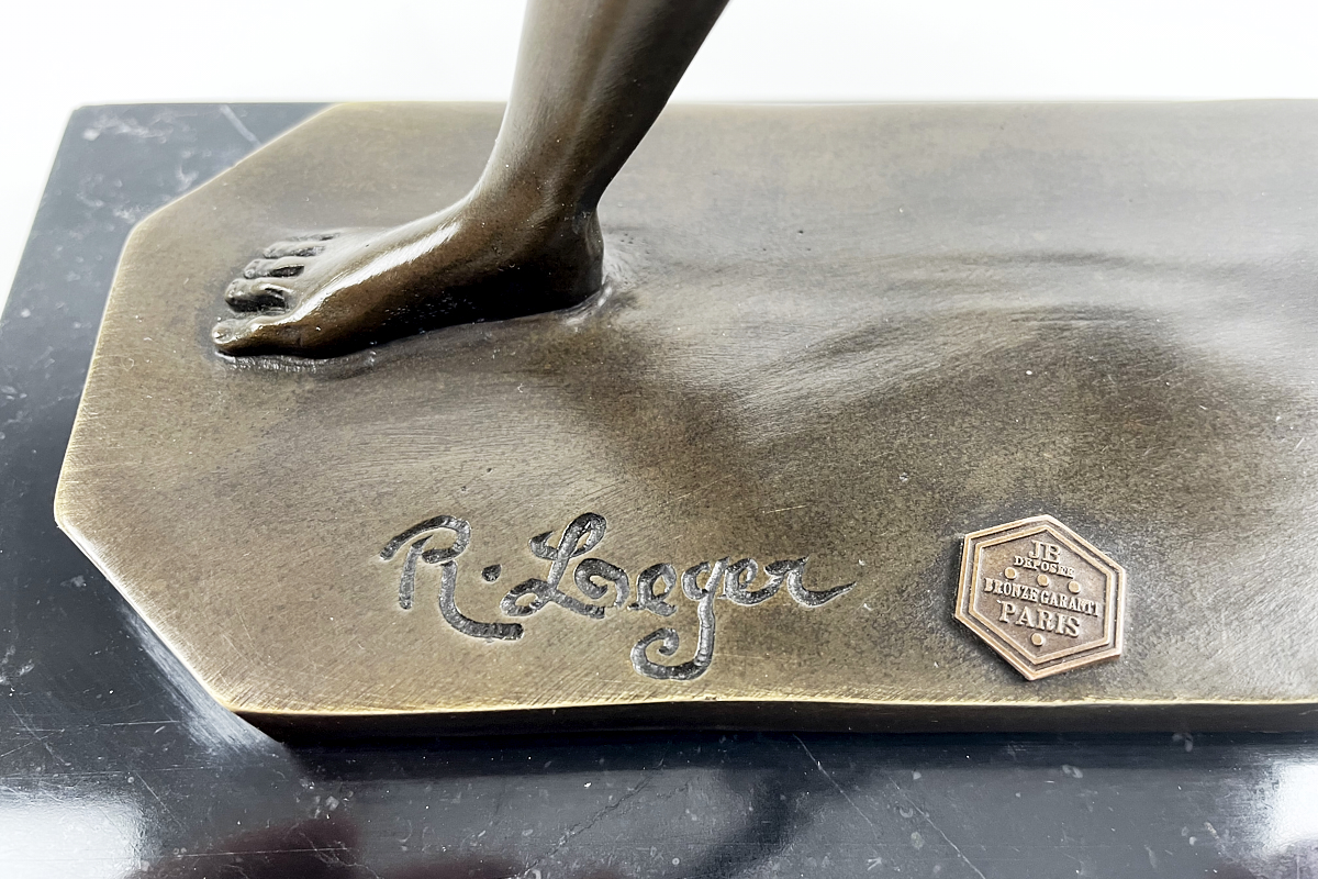 Schöne Bronzefigur