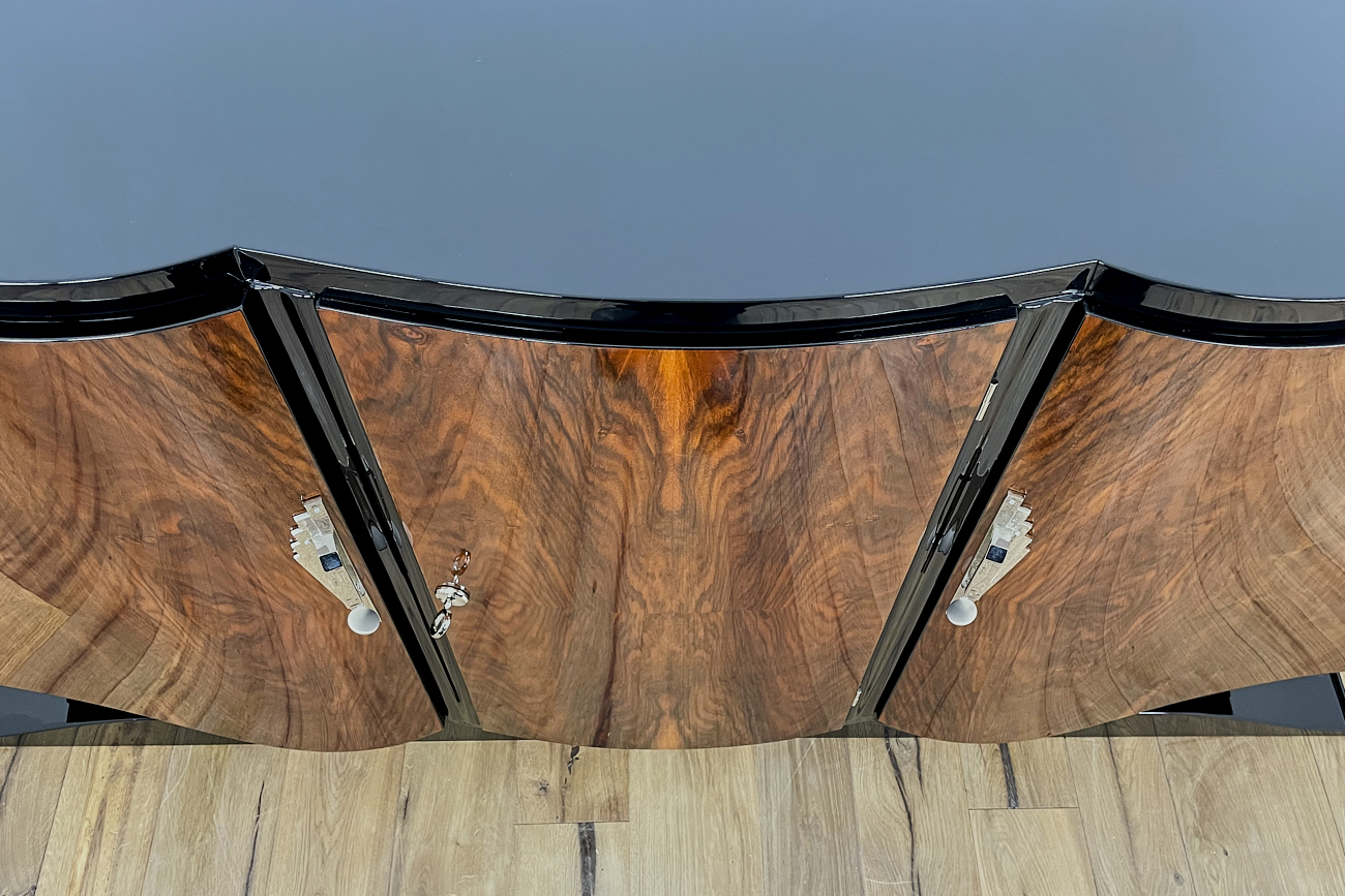 Art Deco Sideboard mit geschwungenen Fronten in kaukasischer Nuss aus Frankreich um 1930