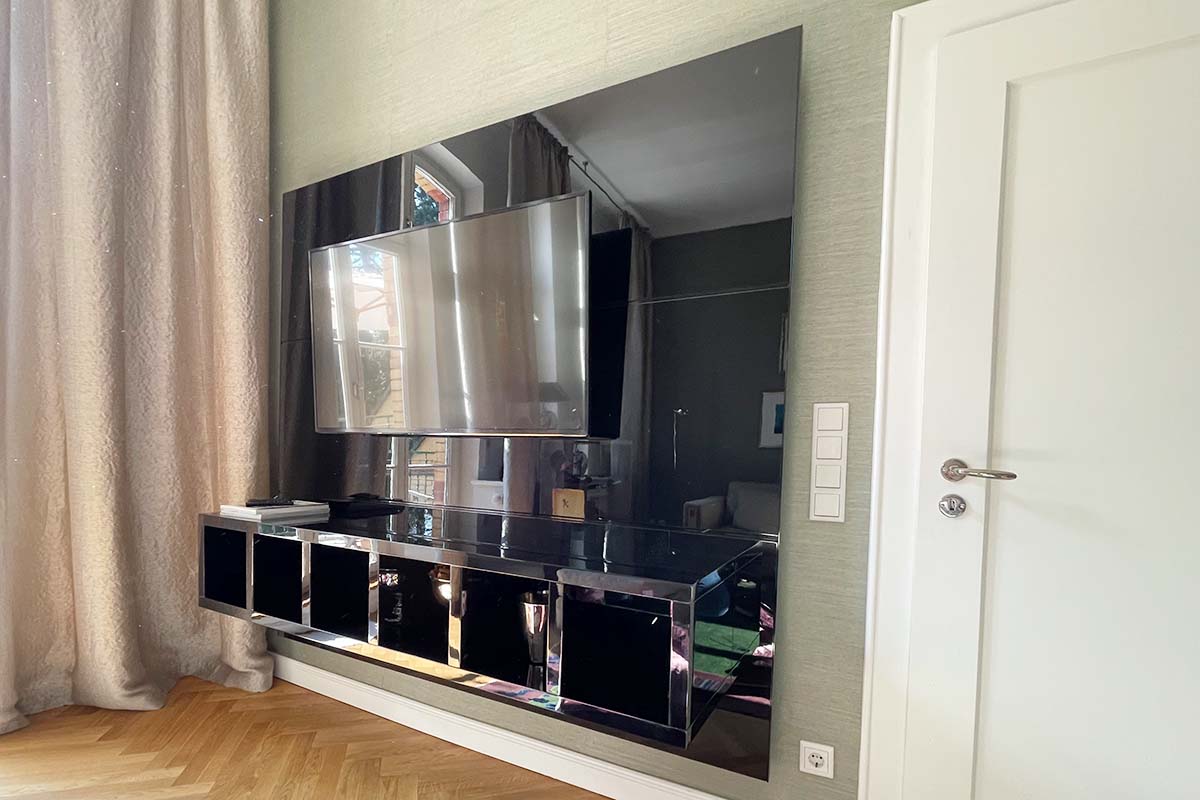TV-Wand in Hochglanz-schwarz lackiert - Klavierlack