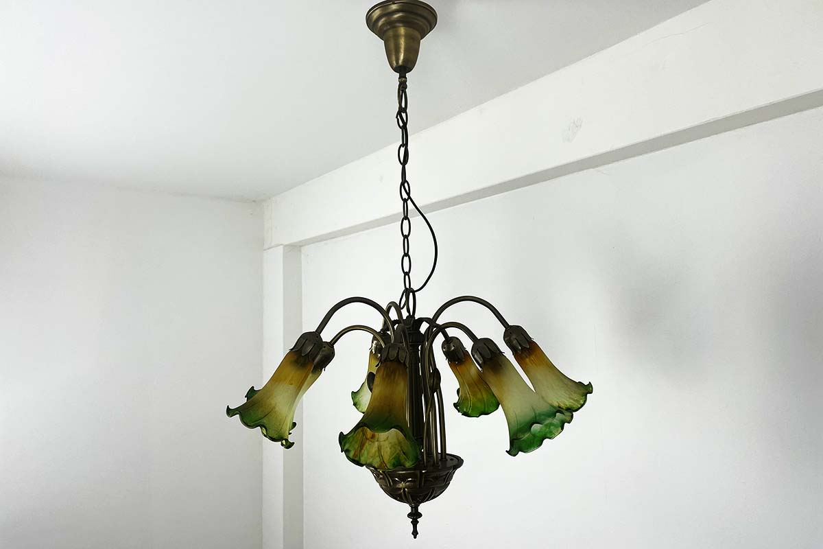 Jugendstil Lampe mit stilisierten Engelstrompeten (Blüten)