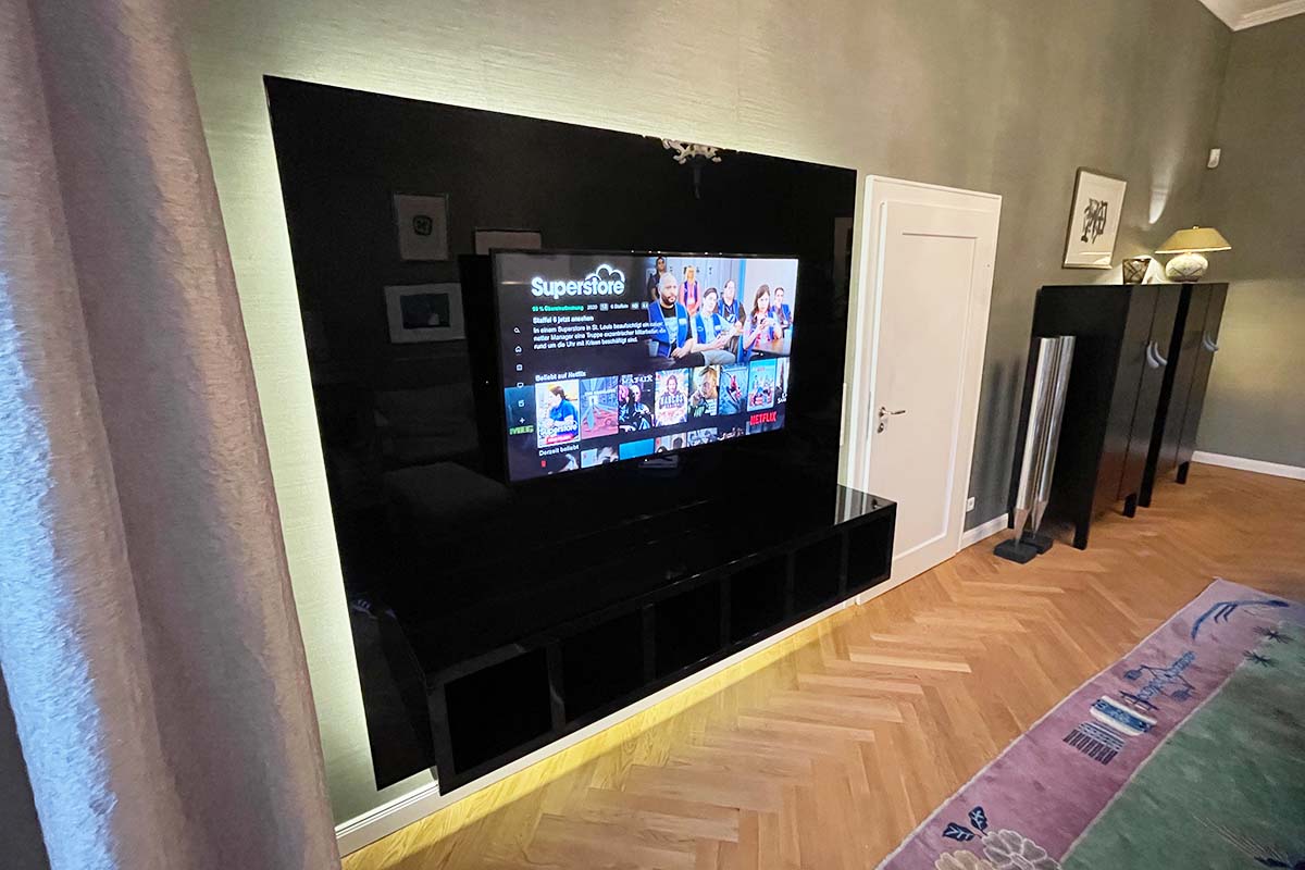 TV-Wand in Hochglanz-schwarz lackiert - Klavierlack
