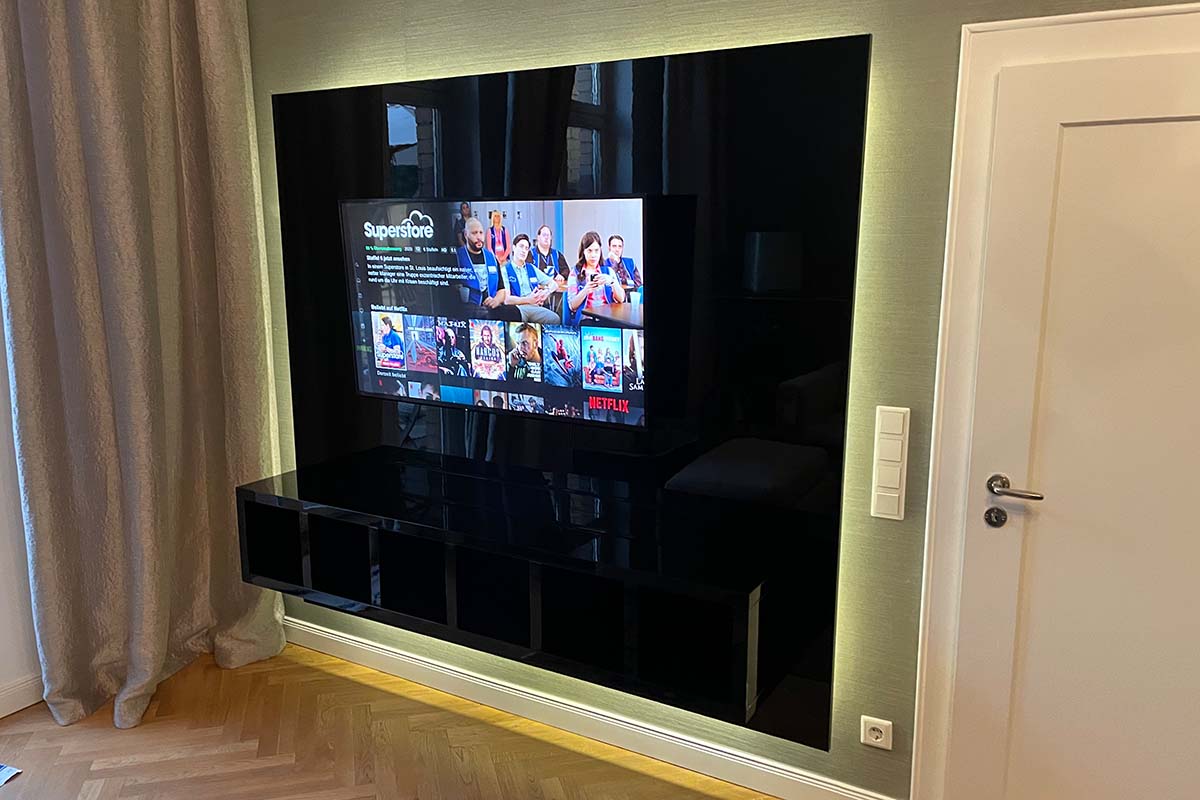 TV-Wand in Hochglanz-schwarz lackiert - Klavierlack