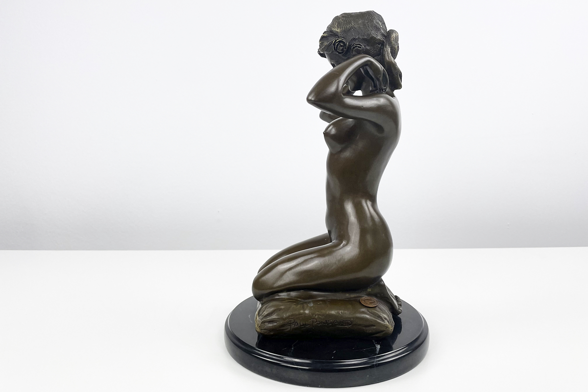 Schöne Bronzefigur nach Paul Ponsard - Die Halskette