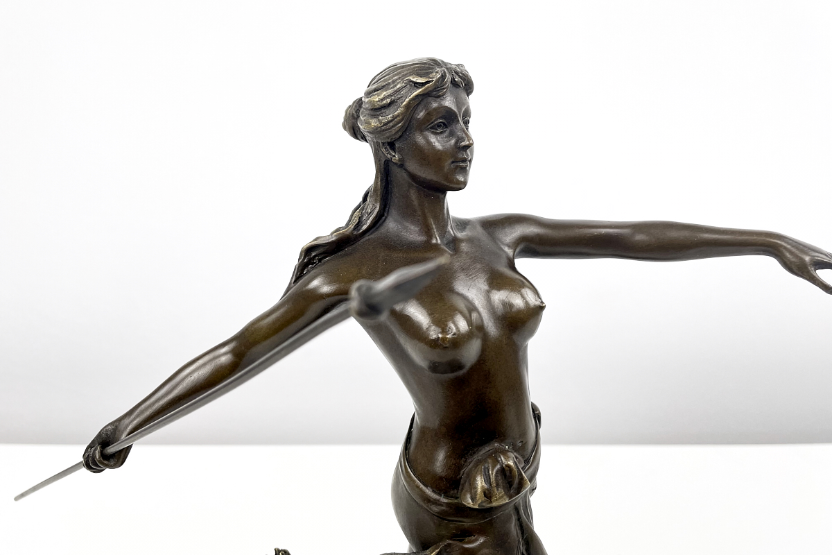 Schöne Bronzefigur