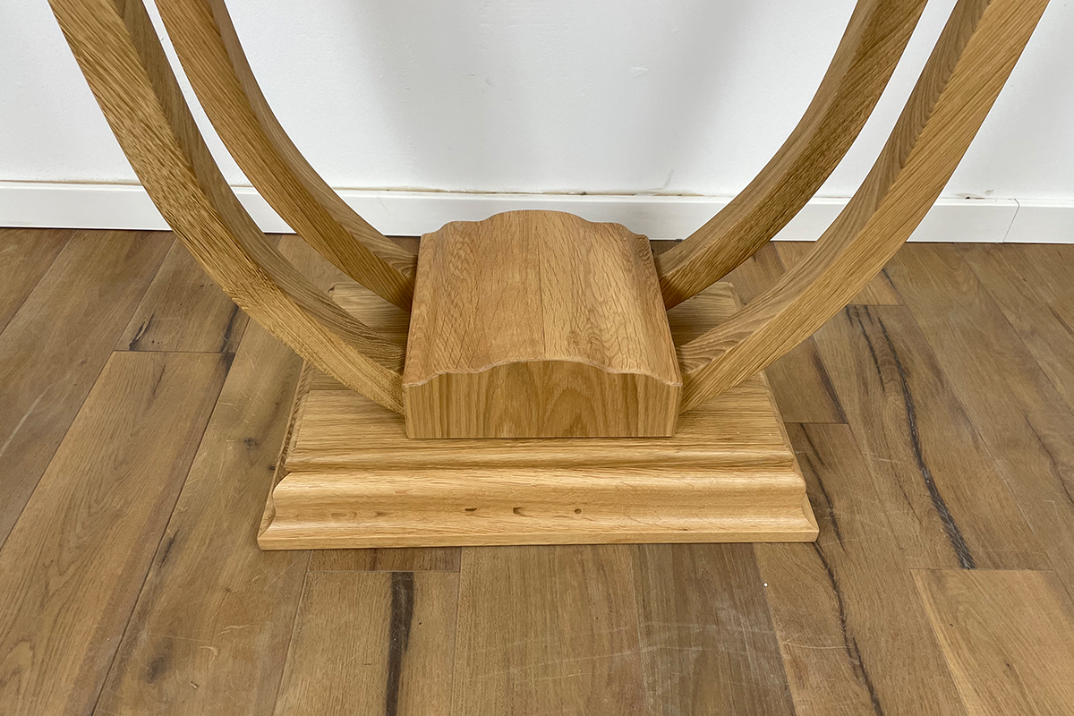 Art Deco Stil-Konsole mit filigranen geschwungenen Beinen in Eiche