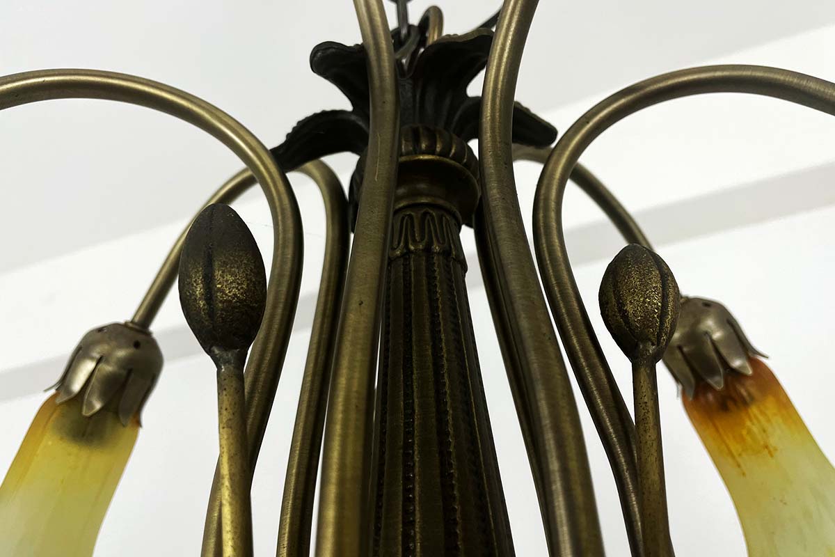 Jugendstil Lampe mit stilisierten Engelstrompeten (Blüten)