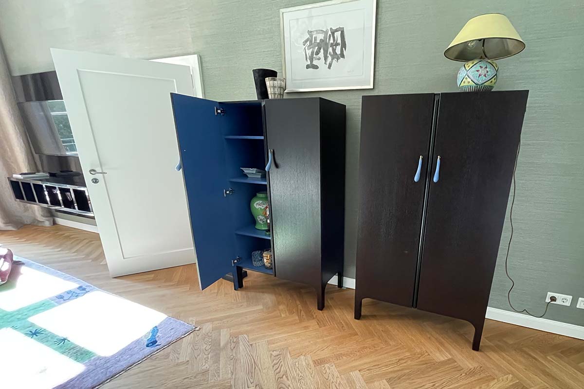 Kommoden in dunkler Eiche und Fernblau - Designmöbel