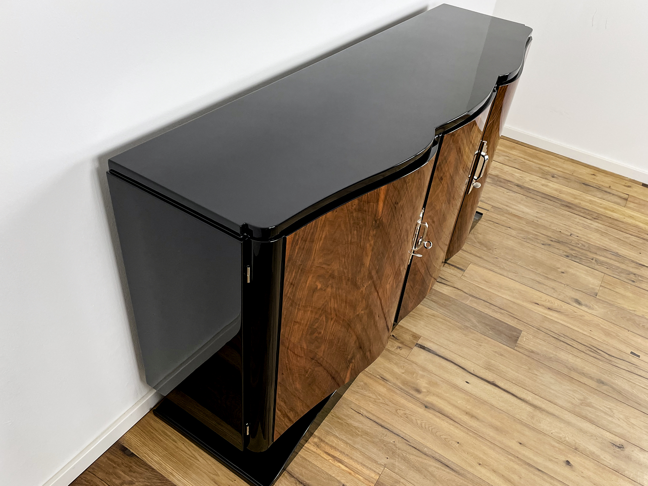 Art Deco Sideboard mit geschwungenen Fronten in kaukasischer Nuss aus Frankreich um 1930