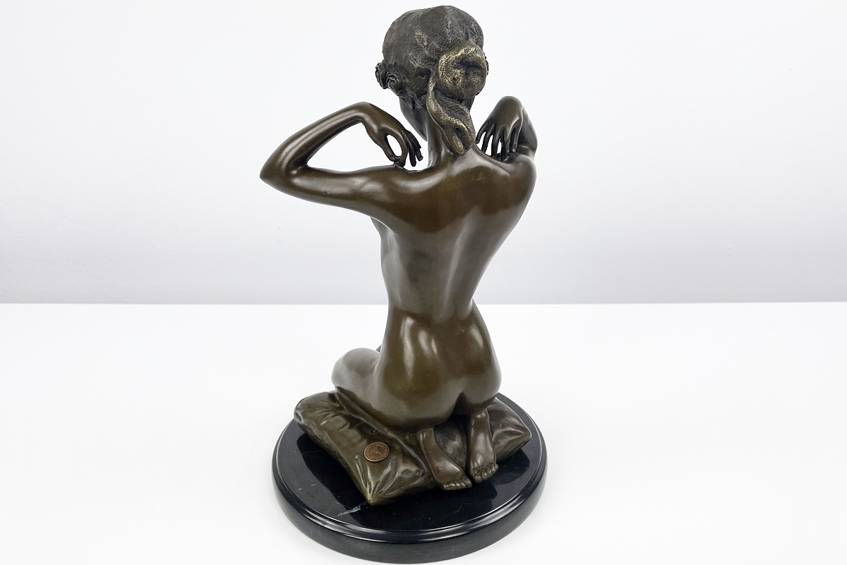 Schöne Bronzefigur nach Paul Ponsard - Die Halskette