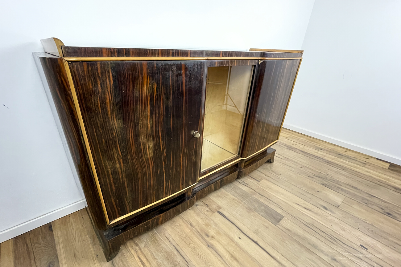 Art Deco Sideboard in Makassar mit verspiegeltem Vitrinenfach