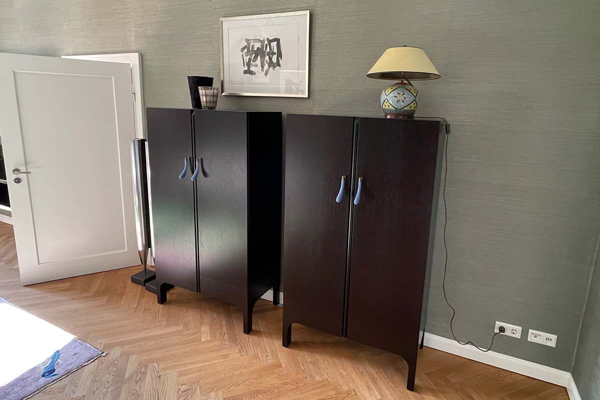 Kommoden in dunkler Eiche und Fernblau - Designmöbel