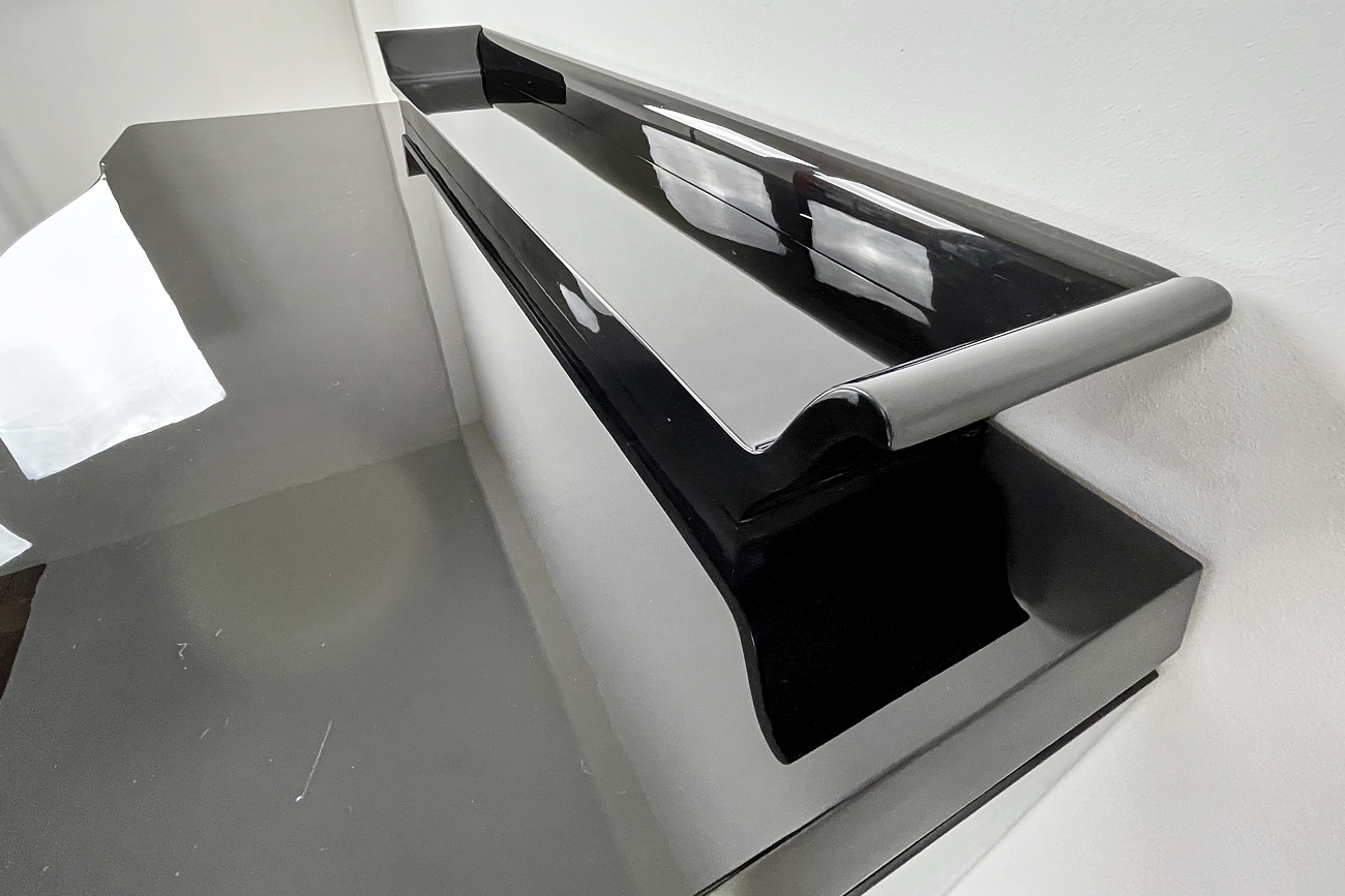 Art Deco Kommode aus Deutschland um 1930 in schwarz Hochglanz und Nussbaum